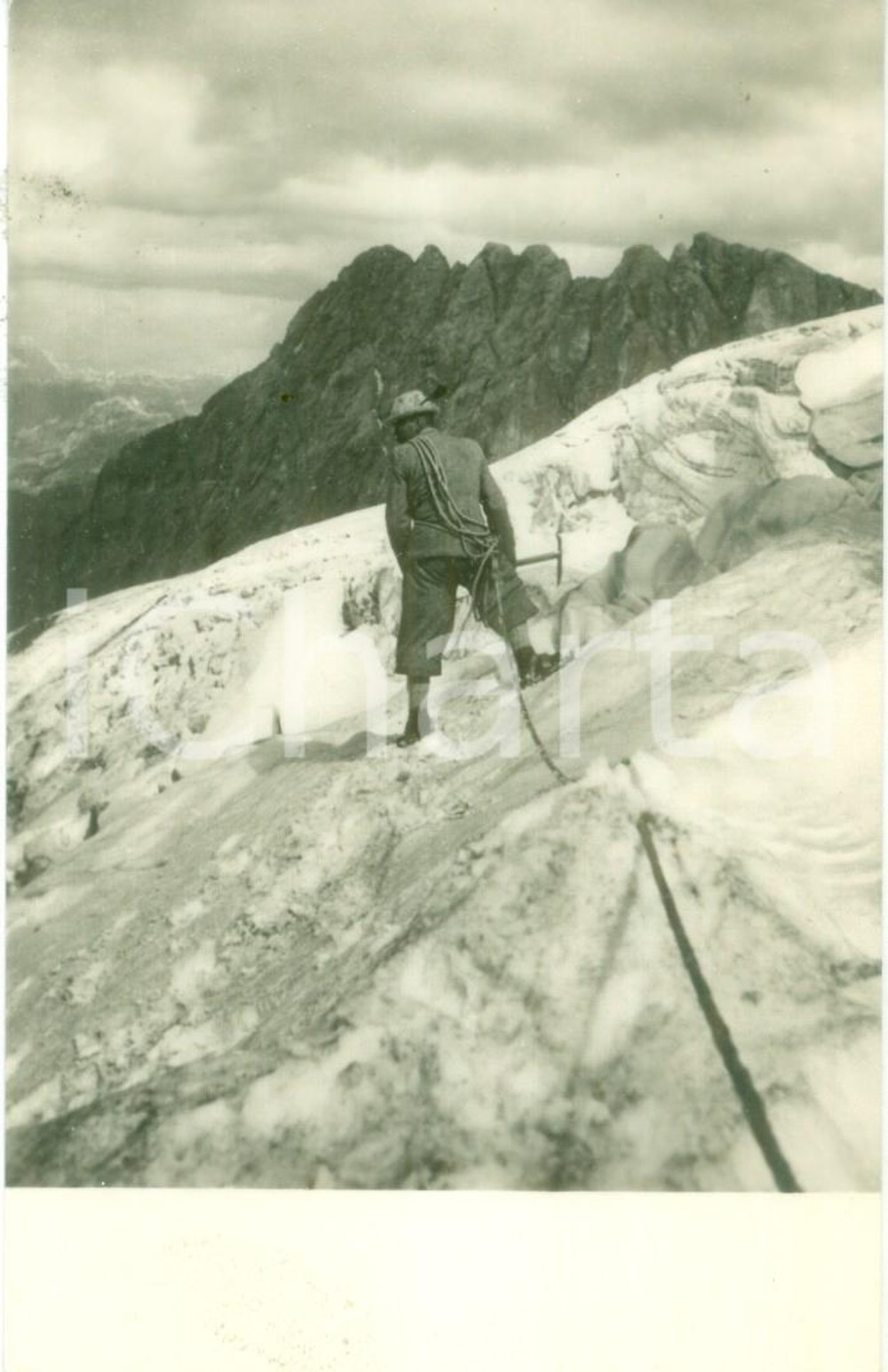 Cartolina originale da collezione 1935 ca ALPINISMO Alpino durante una scalata con la corda Cartolina FP NV 1