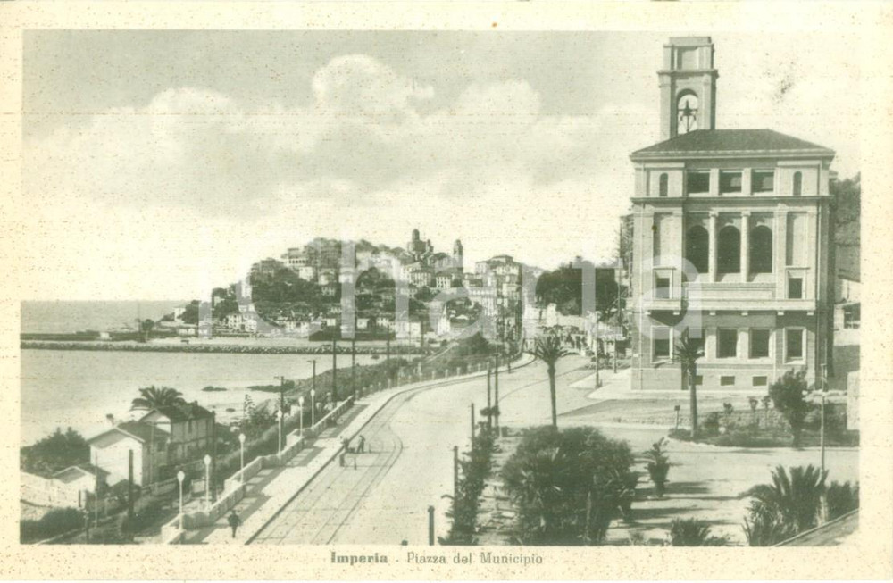 Cartolina originale da collezione 1943 IMPERIA Scorcio panoramico di Piazza del Municipio Cartolina FP NV 1
