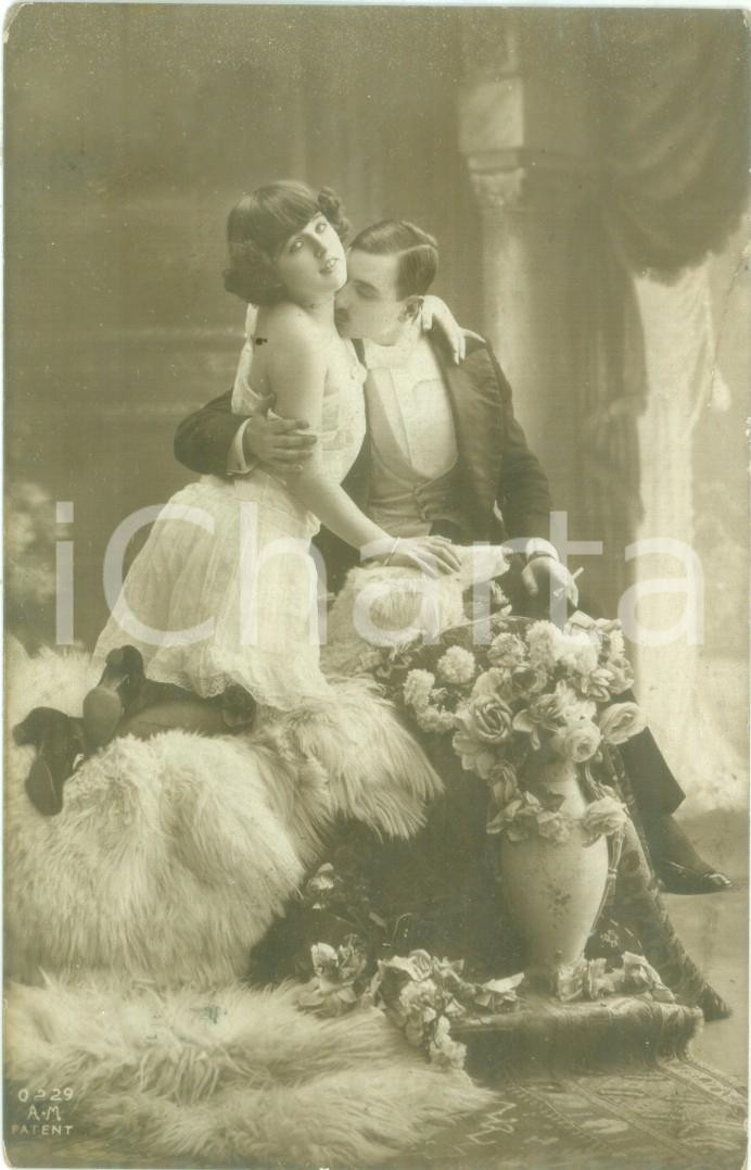 Cartolina originale da collezione 1915 INNAMORATI Il nobile e la ninfetta sulla pelle d orso Cartolina FP VG 1