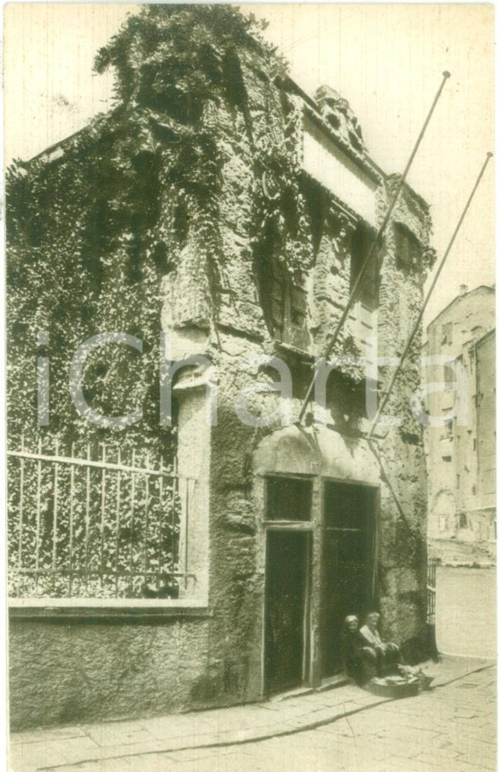 1935 ca GENOVA Anziani seduti alla casa di Cristoforo COLOMBO *Cartolina FP NV