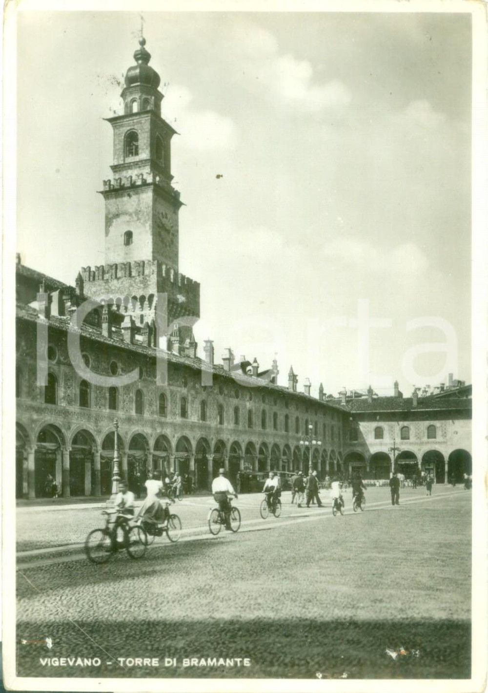 Cartolina originale da collezione 1951 VIGEVANO In bicicletta in piazza con la Torre di BRAMANTE Cartolina FG VG 1