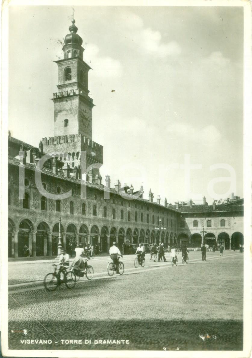 Cartolina originale da collezione 1951 VIGEVANO In bicicletta in piazza con la Torre di BRAMANTE Cartolina FG VG 1