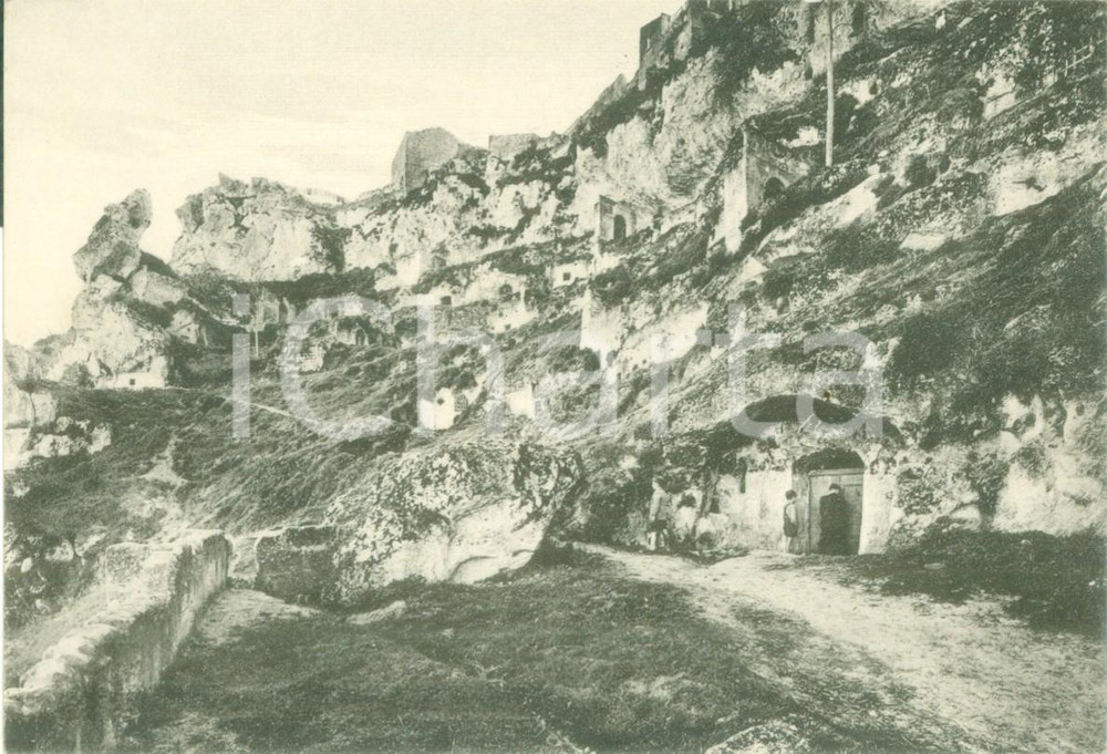 Cartolina originale da collezione 1955 ca MATERA Le grotte di CASALNUOVO Rione del Sasso Cartolina ANIMATA FG NV 1