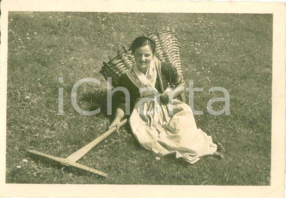 Cartolina originale da collezione 1945 ca SARENTINO BZ Contadina a riposo con gerla e rastrello Cartolina FG NV 1