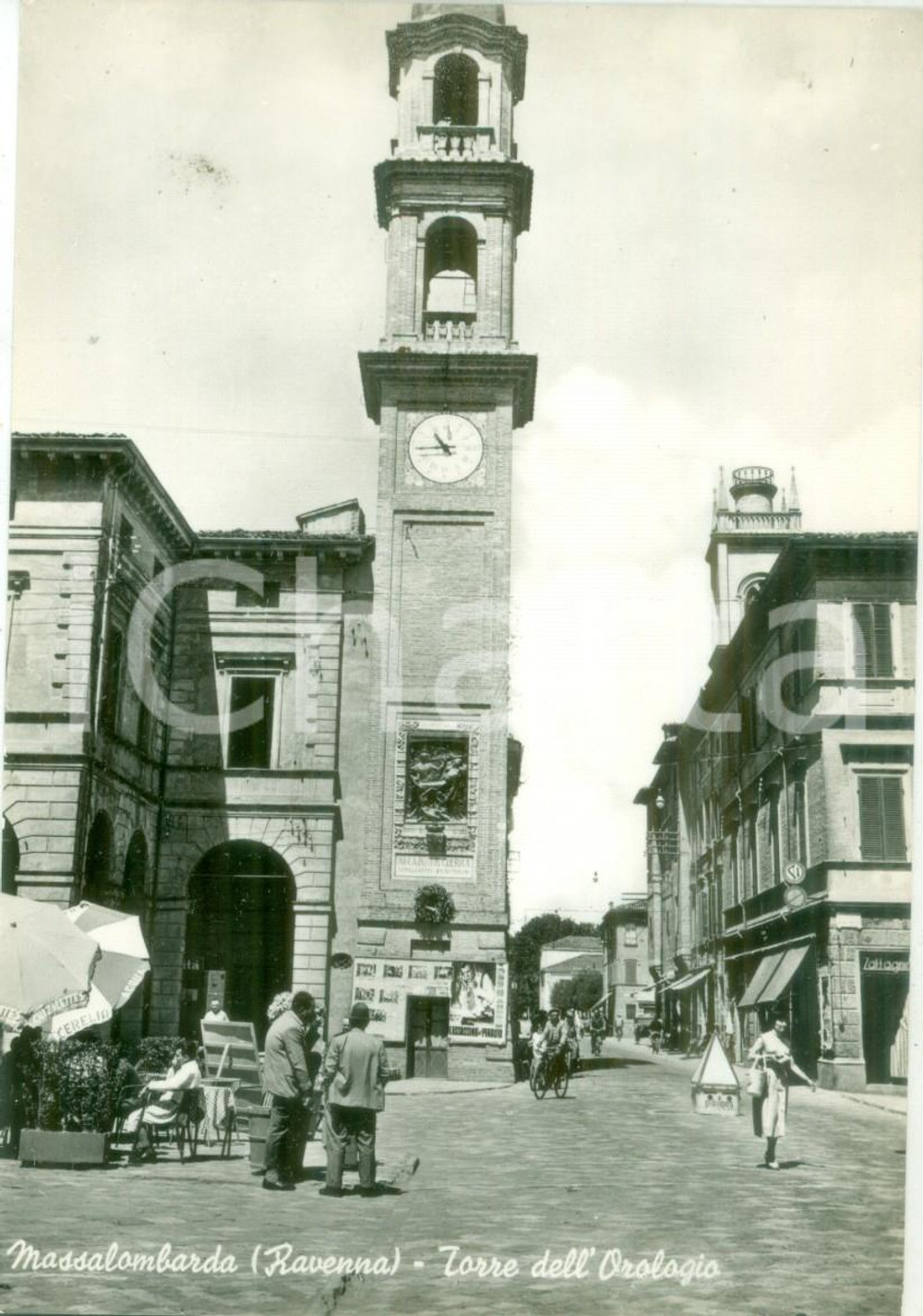 Cartolina originale da collezione 1956 MASSA LOMBARDA RA Passanti alla Torre dell Orologio Cartolina FG NV 1