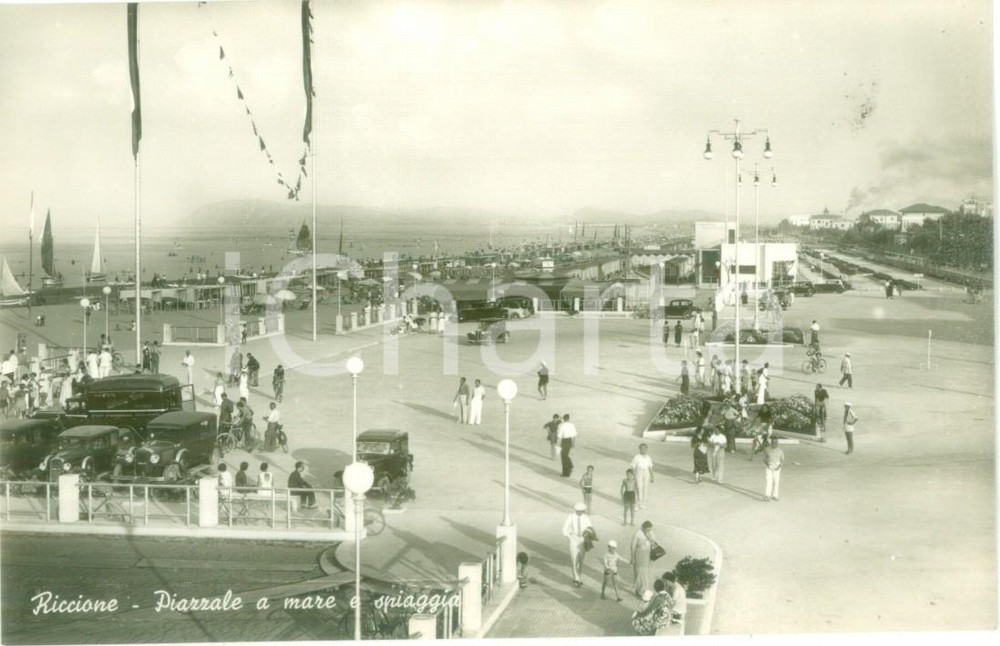 Cartolina originale da collezione 1942 RICCIONE RN Turisti nel Piazzale a mare e spiaggia Cartolina FP NV 1