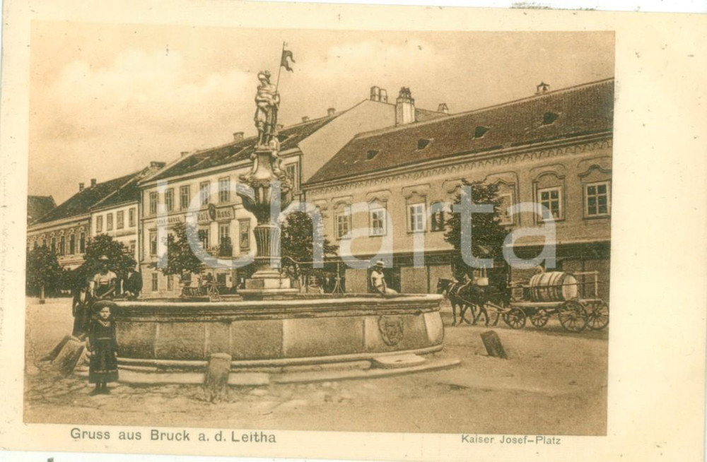 Cartolina originale da collezione 1916 BRUCK AN DER LEITHA AUSTRIA Bambina in KaiserJosef Platz Cartolina FP VG 1