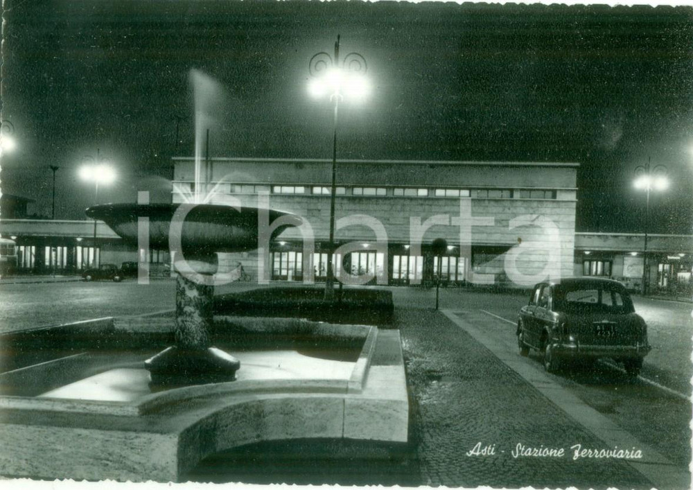 Cartolina originale da collezione 1959 ASTI Facciata della Stazione ferroviaria e fontana Cartolina postale FG VG 1