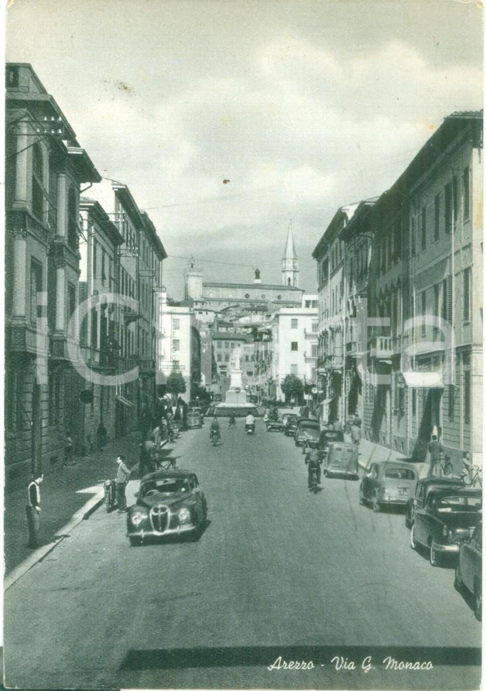 Cartolina originale da collezione 1958 AREZZO Automobili in Via Guido MONACO Cartolina FG VG 1