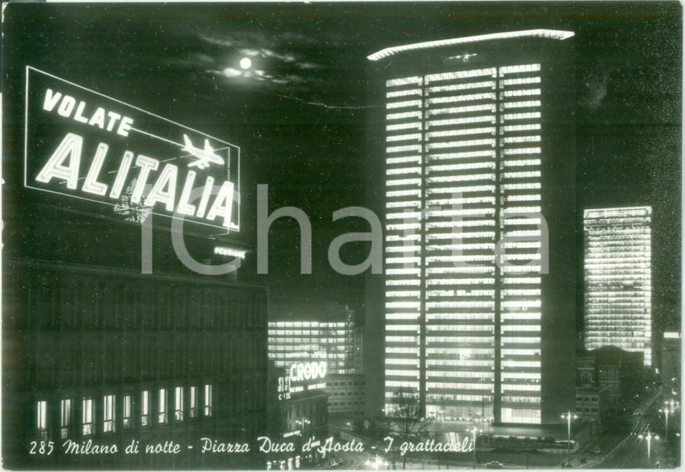 Cartolina originale da collezione 1961 MILANO DI NOTTE Pirellone Piazza Duca D AOSTA Volate ALITALIA Cartolina FG 1