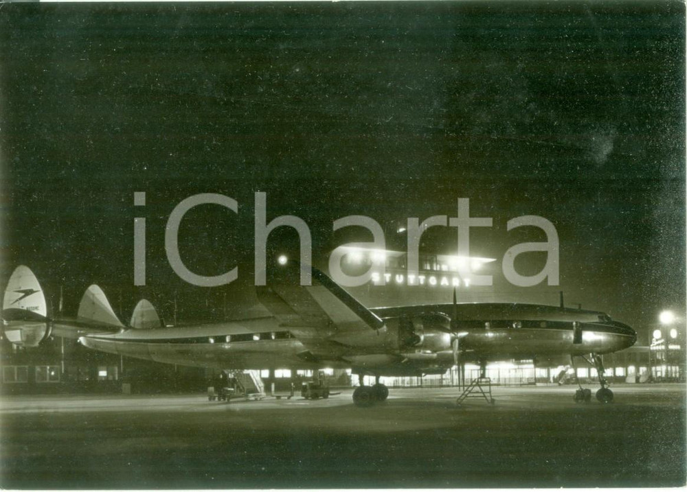 Cartolina originale da collezione 1965 ca STUTTGART DEUTSCHLAND Aereo pronto su pista dell aeroporto Cartolina 1