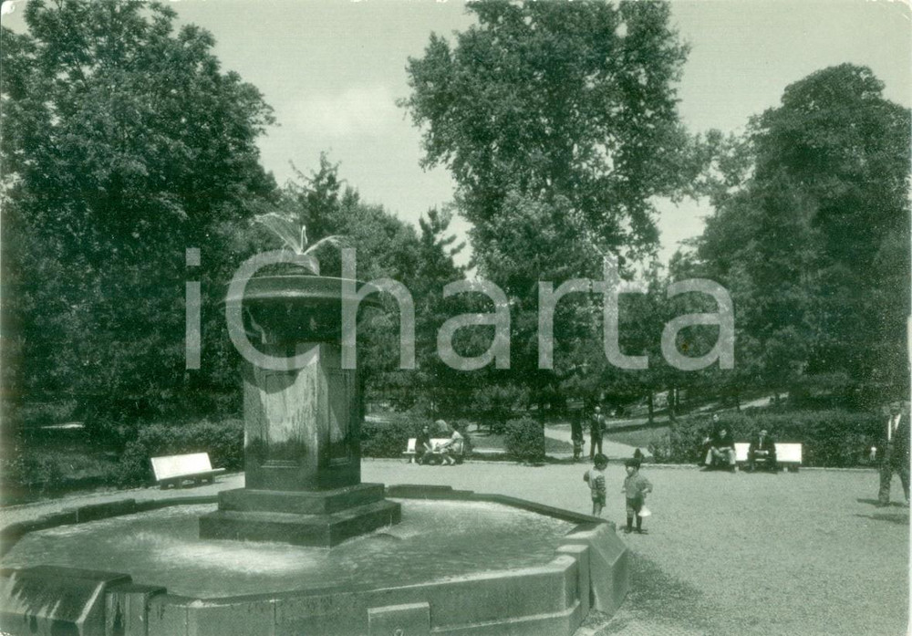 Cartolina originale da collezione 1955 ca SESTO SAN GIOVANNI MI Bambini alla fontana dei giardini Cartolina FG 1