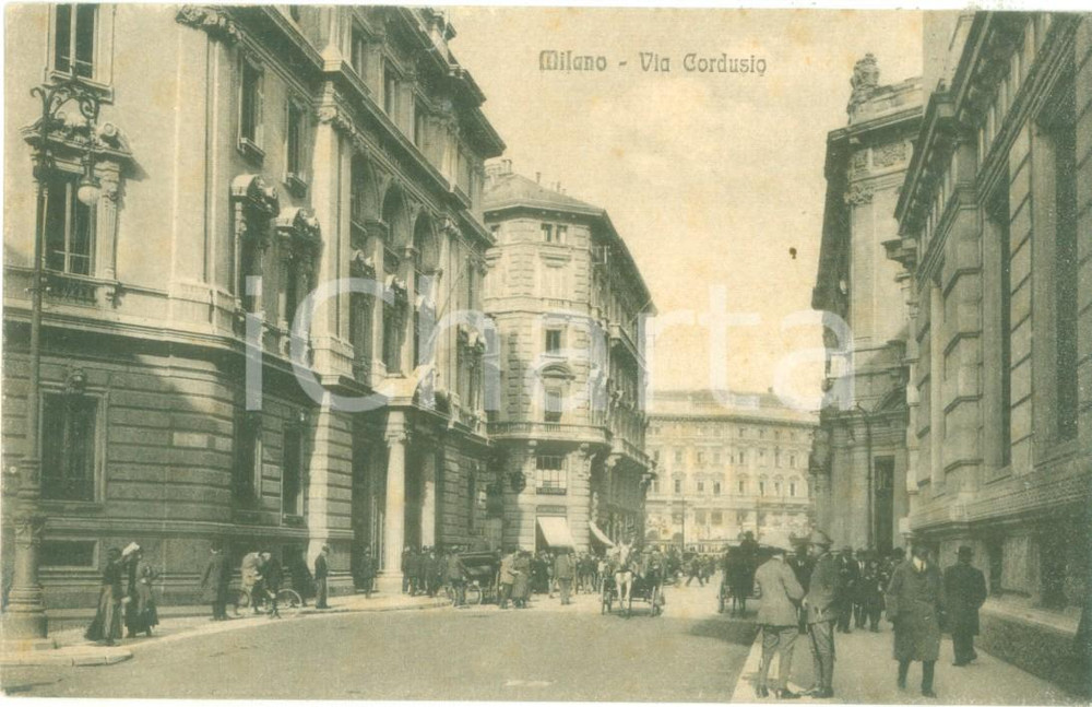 Cartolina originale da collezione 1940 ca MILANO Carrozza e passanti in Via Cordusio Cartolina FP NV 1