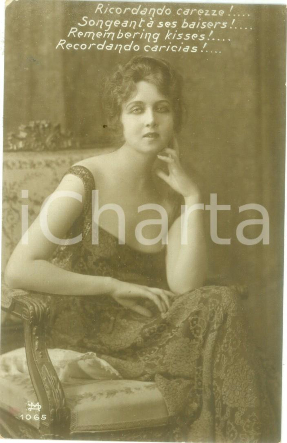 Cartolina originale da collezione 1918 INNAMORATI Giovane donna in abito scollato Cartolina postale FP VG 1