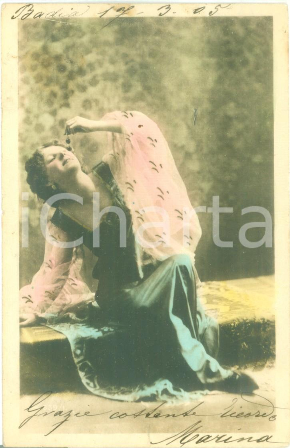 Cartolina originale da collezione 1905 INNAMORATI Ragazza con foulard mangia l uva Cartolina FP VG 1