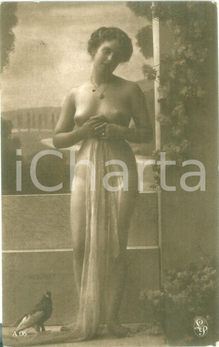 Cartolina originale da collezione 1930 ca EROTICA Ragazza nuda con velo e piccione Cartolina postale FP NV 1