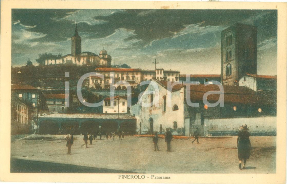 Cartolina originale da collezione 1917 PINEROLO TO Passanti in piazza Chiesa di SAN DOMENICO Cartolina FP VG 1