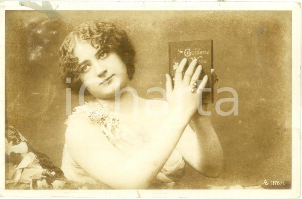 Cartolina originale da collezione 1910 GERMANIA Innamorata con libro Goldene Worte Cartolina FP VG 1