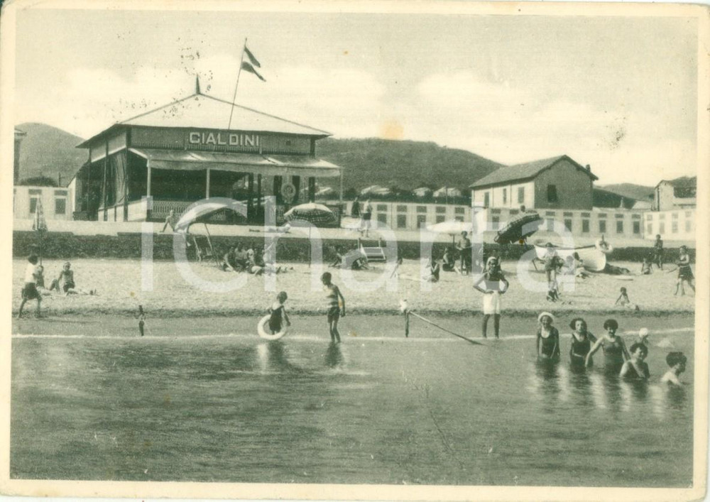 Cartolina originale da collezione 1950 ca SAVONA Bagnanti in spiaggia ai Bagni CIALDINI Cartolina FG VG 1