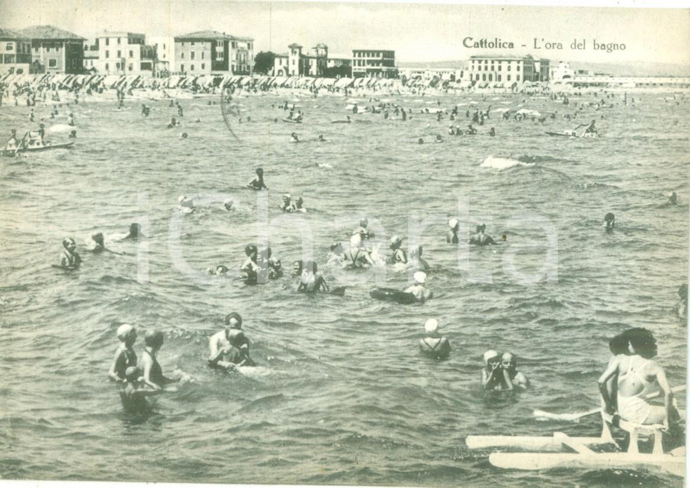 Cartolina originale da collezione 1954 CATTOLICA RN Bagnanti in acqua all ora del bagno Cartolina FG VG 1