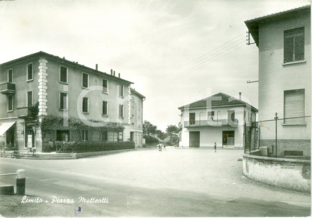Cartolina originale da collezione 1955 PIOLTELLO MI Veduta di Piazza MATTEOTTI  a LIMITO Cartolina postale FG VG 1