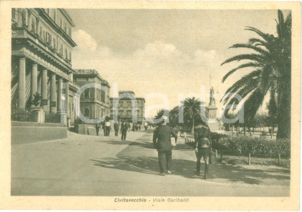 Cartolina originale da collezione 1941 CIVITAVECCHIA RM Passanti in Viale Garibaldi Cartolina FG VG 1