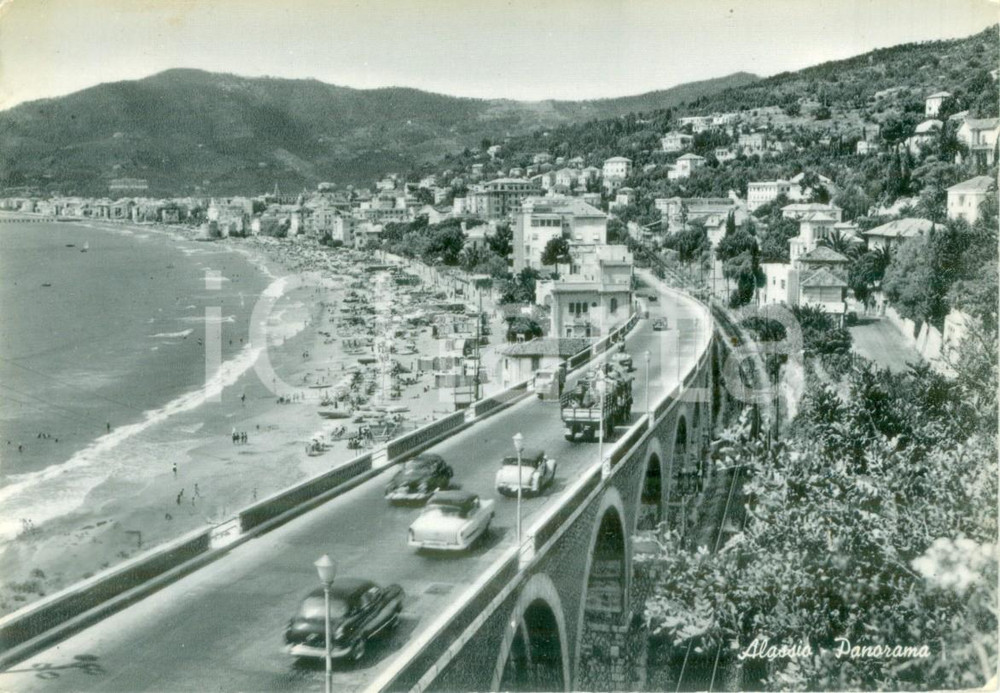 Cartolina originale da collezione 1957 ALASSIO SV Furgone e automobili sulla sopraelevata Cartolina FG VG 1
