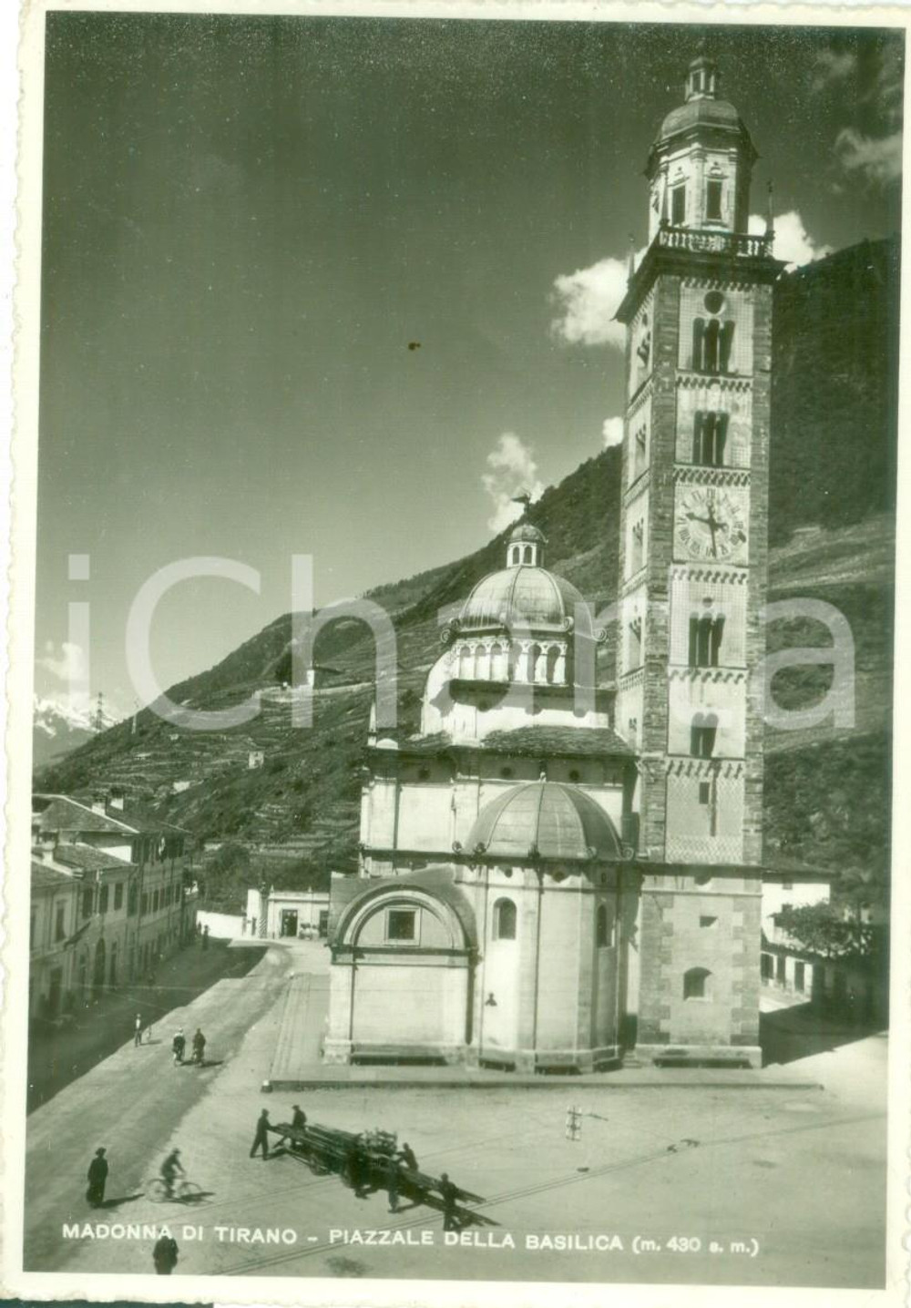 Cartolina originale da collezione 1940 ca TIRANO SO Operai nel Piazzale della Basilica Cartolina FG NV 1
