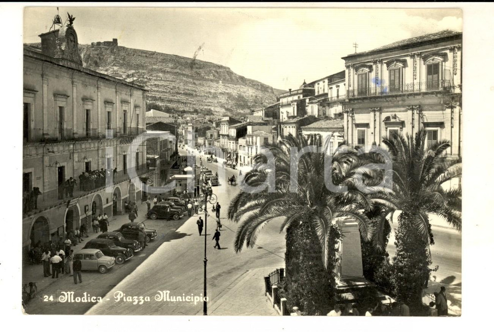 Cartolina originale da collezione 1959 MODICA RG Veduta di piazza Municipio Cartolina ANIMATA FG VG 1