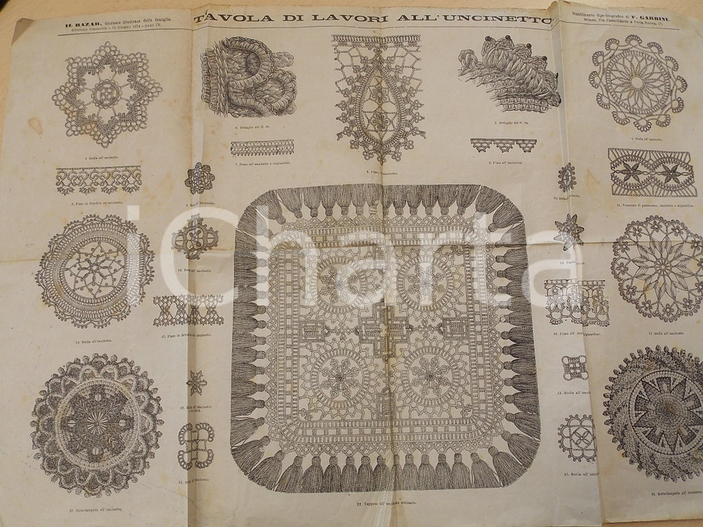 Materiale pubblicitario d’epoca 1874 UNCINETTO Tavola di lavori  Tappeto e sottolampada IL BAZAR 55x38 cm 1