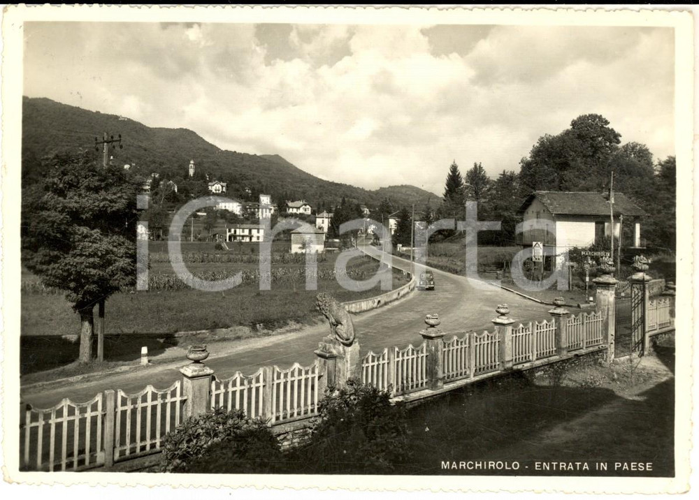 Cartolina originale da collezione 1956 MARCHIROLO VA Entrata in paese Cartolina postale ANIMATA auto FG VG 1