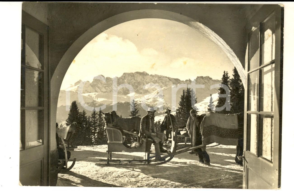 Cartolina originale da collezione 1940 ca COSTUMI ALPINI Paesani con le slitte in inverno Cartolina FG VG 1