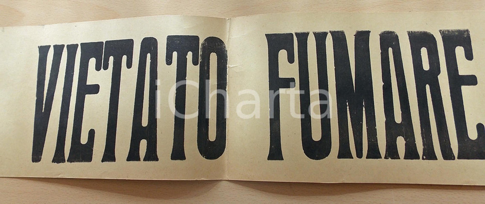 Materiale pubblicitario d’epoca 1963 VIETATO FUMARE Insegna in cartoncino per pubblici esercizi VINTAGE 50x15 4 1