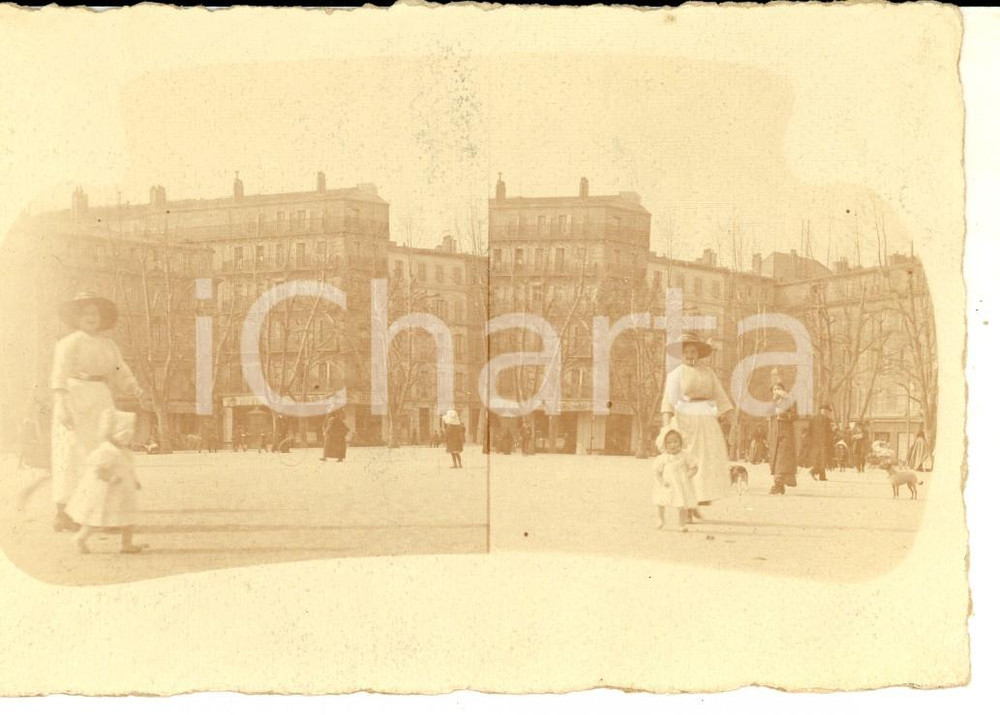 Fotografia d epoca originale 1910 ca FRANCE Madre e figlia giocano in piazza Foto doppia su cartolina RARA 1