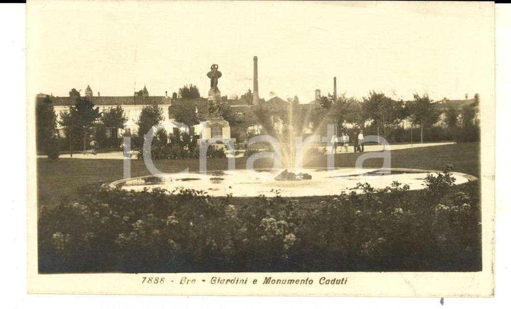 Cartolina originale da collezione 1928 BRA CN Giardini e monumento ai Caduti Cartolina postale FP VG 1