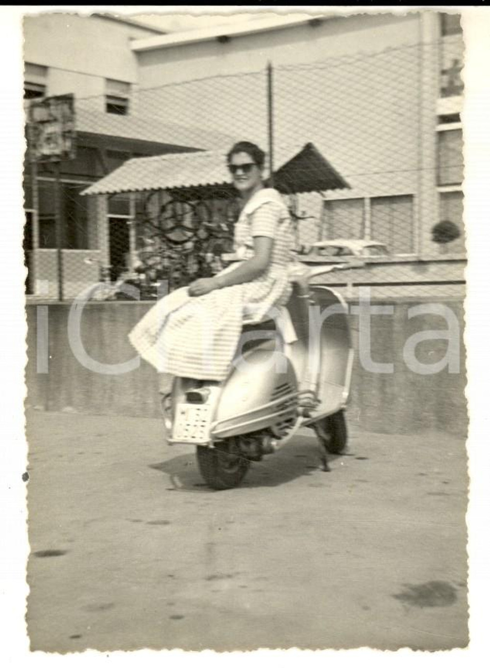 Fotografia d epoca originale 1960 ca MILANO Ritratto di giovane donna in VESPA PIAGGIO Foto VINTAGE 6x10 1