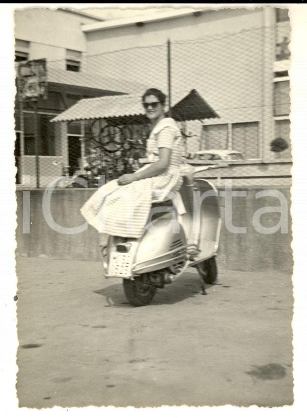Fotografia d epoca originale 1960 ca MILANO Ritratto di giovane donna in VESPA PIAGGIO Foto VINTAGE 6x10 1