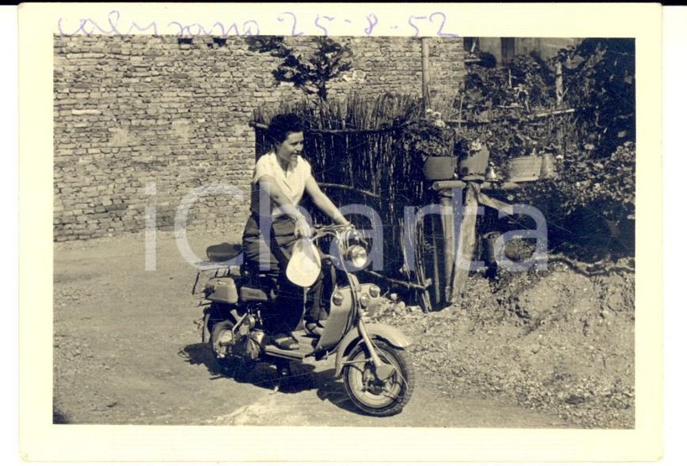 Fotografia d epoca originale 1952 CALVISANO BS Ritratto di donna in Lambretta   Foto VINTAGE 10x7 cm 1