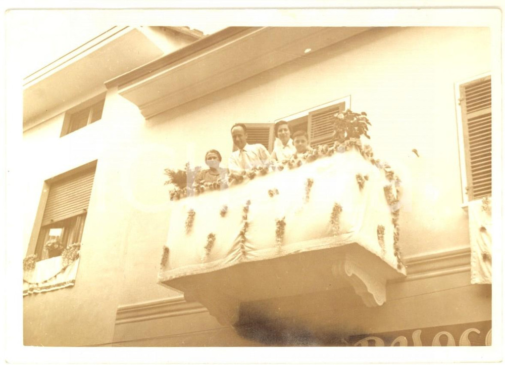 Fotografia d epoca originale 1956 SANTHIA  Congresso Eucaristico Diocesano  Famiglia al balcone Foto 15x11 1