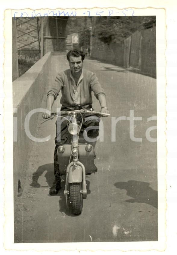 Fotografia d epoca originale 1952 CALVISANO Ritratto di un giovane uomo in Lambretta   Foto VINTAGE 7x10 cm 1