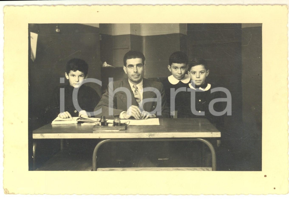 Fotografia d epoca originale 1954 LOCATE TRIULZI Maestro elementare con i fratelli ARRIGONI Foto 17x12 cm 1