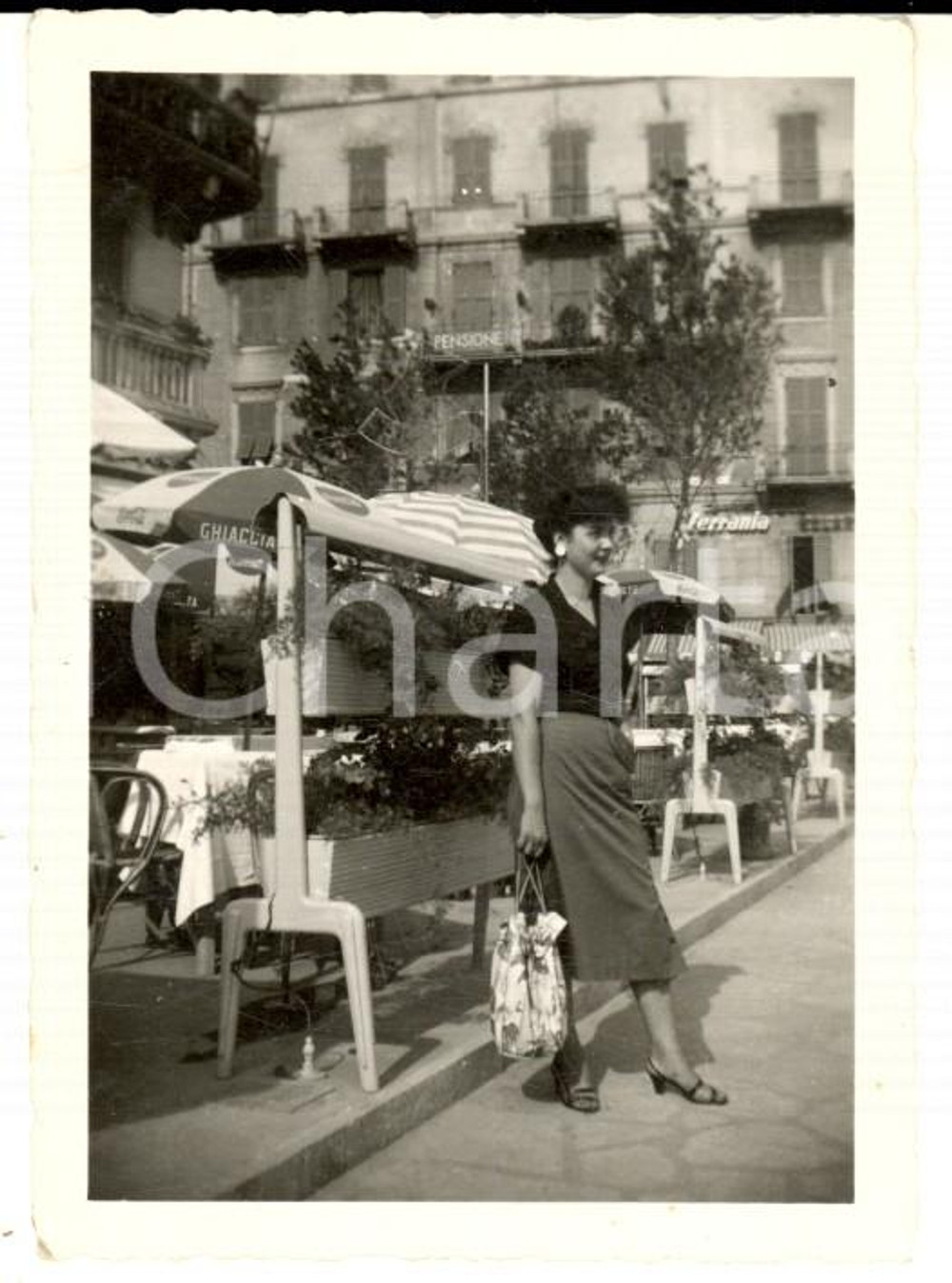 Fotografia d epoca originale 1950 ca PORTOFINO Ritratto di donna a passeggio   Foto VINTAGE 7x10 cm 1