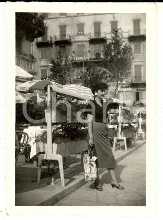 Fotografia d epoca originale 1950 ca PORTOFINO Ritratto di donna a passeggio   Foto VINTAGE 7x10 cm 1