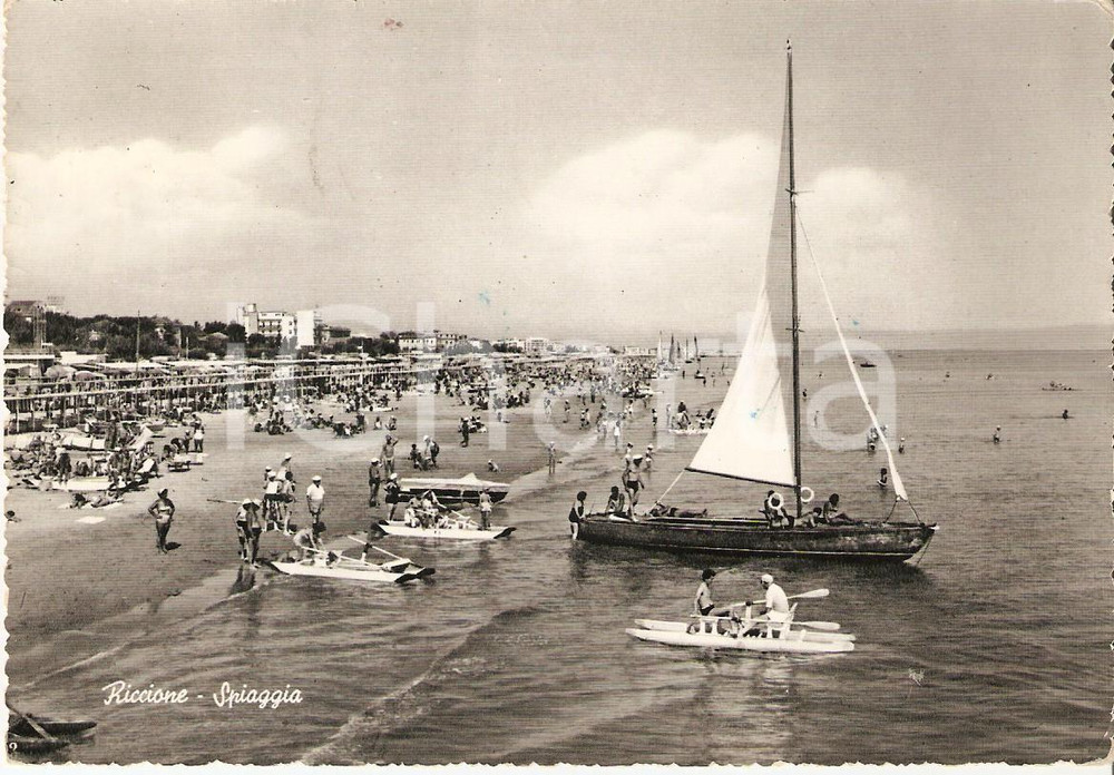 Cartolina originale da collezione 1960 ca RICCIONE RN Barca a vela e pattini su spiaggia ANIMATA Cartolina FG VG 1