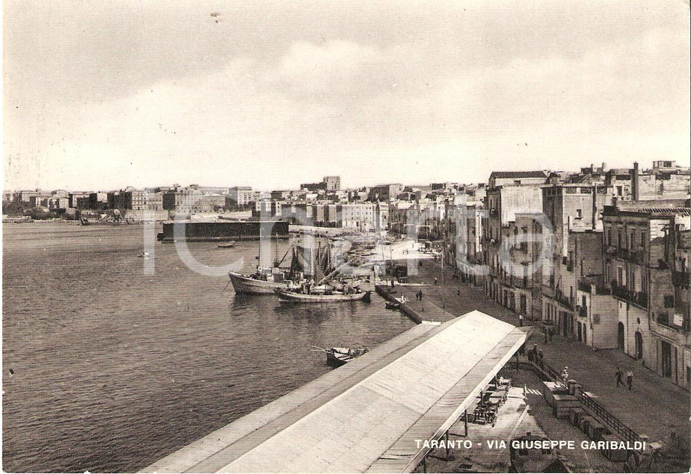 Cartolina originale da collezione 1955 ca TARANTO Via Giuseppe Garibaldi e barche di pescatori Cartolina FG NV 1