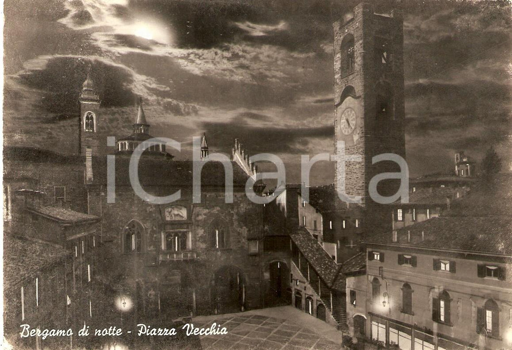 Cartolina originale da collezione 1958 BERGAMO Panorama notturno di Piazza Vecchia Cartolina FG VG 1