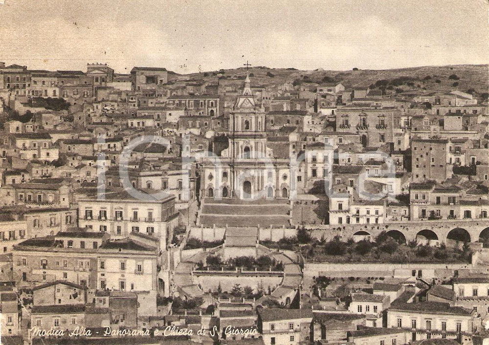 Cartolina originale da collezione 1956 MODICA ALTA RG Panorama con Chiesa di San Giorgio Cartolina FG VG 1