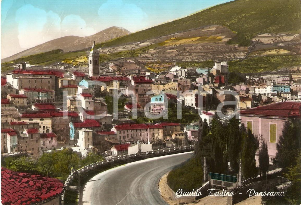 Cartolina originale da collezione 1964 GUALDO TADINO PG Panorama del paese Cartolina FG VG 1