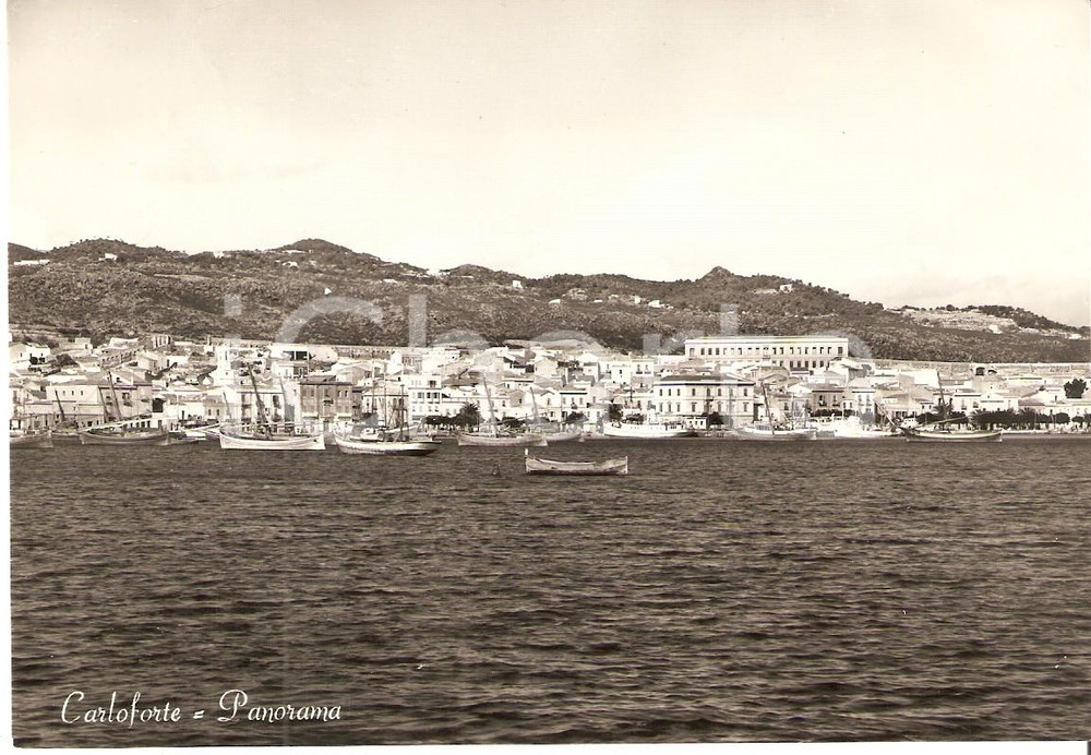 Cartolina originale da collezione 1957 CARLOFORTE CI Panorama con barche al largo Cartolina FG VG 1