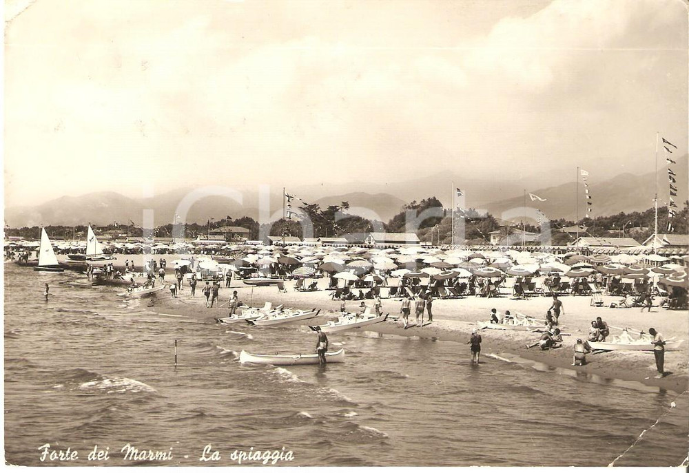 Cartolina originale da collezione 1959 FORTE DEI MARMI LU Uomo mette canoa in mare Cartolina FG VG 1